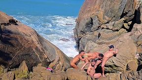 Pelados e fodidos orgia na praia fodendo na praia - Parte 02