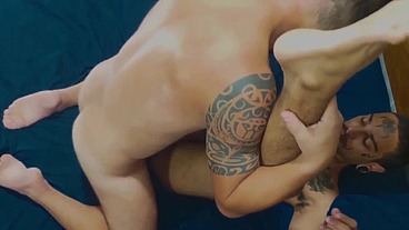 Pagando a tatuagem com rola no rabo do tatuador