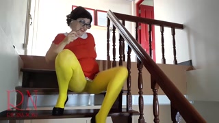 Velma looking for traces of a crime SCOOBY DOO! Scooby Doo where are you?