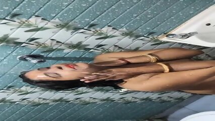 sexy bengali boudi bathing nude video