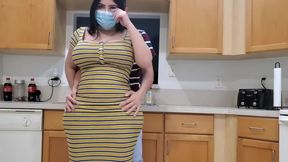 Une belle-mère coquine se fait prendre : elle baise son beau-fils pour avoir fait l'école buissonnière
