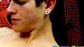 Tattooed twink Clayton Summers bareback banging cute gay