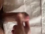 日本人大学生がトイレットペーパーの上に射精