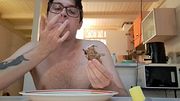 ragazzo porco mangia un panino mentre si masturba il cazzo grosso