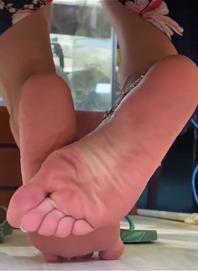 Sexy Exibicionism with Soles and Crossed Legs