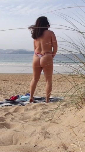 Unforgettable moment from &quot;I filmed a curvy changing clothes and doing Exercises on the Beach&quot;