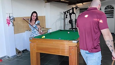 ela perdeu na patida de sinuca e teve que me dar