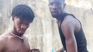 Mogen svart pappa barebacks spinkig ung twink i rå hemmagjord knulla