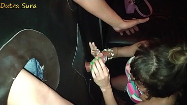 Achei um pau gostoso no buraco da cabine e pedi para ele entrar para me comer.