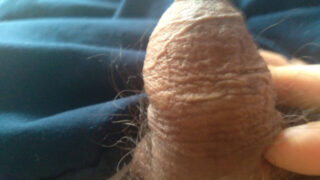 Zakar besar lelaki kulit hitam merosakkan pantat gay yang bersemangat dalam pukulan buatan sendiri yang kasar yang berakhir dengan muka