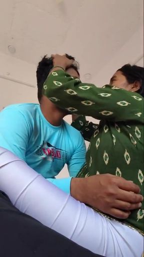 Sadi Vali bhabhi xxx - bhabhi Apne devar ka sar ki masaj kar rahe hain uske bad devar bhabhi ko ek nai Sadi dilata hai&hellip;   Clip 1
