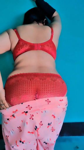 Busty Indian Bhabi sending Nude Selfie Video to her lover.   Clip 1