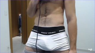 back home after runnning in my grey joggers (you caught spying)