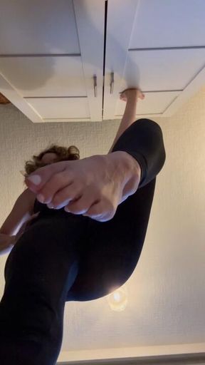 Giantess Freyastoes towers above you