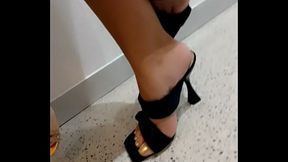 On frotte nos pieds en talon avec une copine