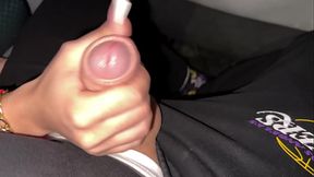 diabla succhia il cazzo di diblo in macchina con 2 amici....