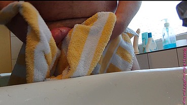 Nylonjunge wäscht seinen Penis