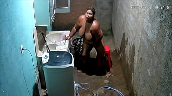 Camera escondida - Vizinha se masturba no quintal de casa e seu vizinho a observa pela c&acirc_mera Escondida