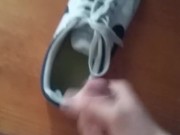 Grosse éjac sur mes Nike !