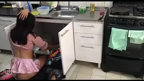 reparandole la fuga a la patrona queda complacida