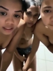 Novinhas Se Exibindo No Banheiro