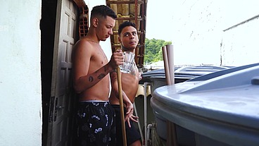 Novinho gostoso fodendo o amigo safado