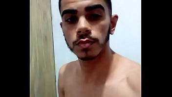 Moreninho com tes&atilde_o mostrando o pau