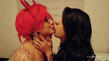 Minha amiga safada colocou um vibrador de 30cm na buceta e queria mais.
