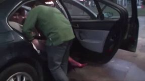 nadine offerte a un inconnu a la station service