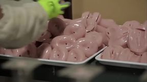 B&iacute_ mật động trời trong nh&agrave_ m&aacute_y sản xuất dương vật giả