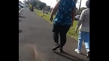 Coroa morena caminhando de cal&ccedil_a legging preta
