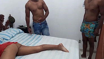A PUTARIA FOI TANTA QUE ELE CHUPOU ATÉ O PAU DO AMIGO