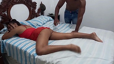 A PUTARIA FOI TANTA QUE ELE CHUPOU ATÉ O PAU DO AMIGO