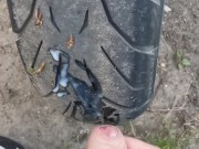 Motard en balade lâche son foutre