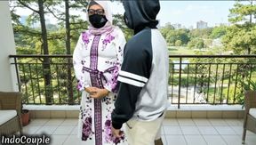 Istri nakal berhijab yang doyan selingkuh ketemu sama aku di kampus koridor kampus