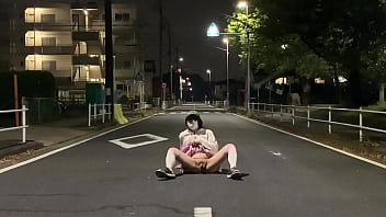 女装子まゆちゃんがミニスカノーパンで深夜の住宅街の車道のど真ん中でM字開脚から大股開きで露出プレイを楽しんでいる