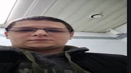 Ein lterer Mann masturbiert vor einer Kamera mit einem 8-jhrigen Kind, einem Minderjhrigen. Hier ist seine WhatsApp-Nummer: +43 6648437826