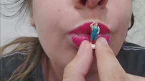 Giantess Girl Kissing a Tiny Man with Her Pink Lips – Soft Mouthplay, Lip Fetish, Gentle Giantess Sucks and Licks Her Little Toy