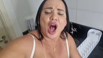 Milf safada faz faxina por troca de pau
