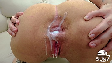The delicious Sereia Ninfo had her ass broken and making a delicious squirt, squirting through her pussy