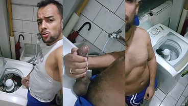 Fui lavar roupas na lavanderia e lembrou das roladas que levou no cuzinho logo cedo e gozou na punheta