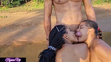 Tigresa e Miia Thalia estão fazendo um sexo lésbico, chupando a xota uma da outra quando de repente chega um pescador e começa a foder e ainda tem o prazer de foder o cuzinho das duas