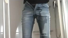 Pissen und abspritzen in Jeans