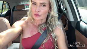 loira milf estaciona no meio da estrada para masturbar seu clitoris grande ate gozar