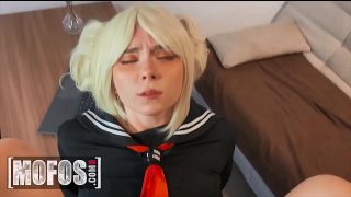 Die blonde Cosplay-Schulmädchen liebt es, von einem großen Schwanz in den Arsch gefickt zu werden