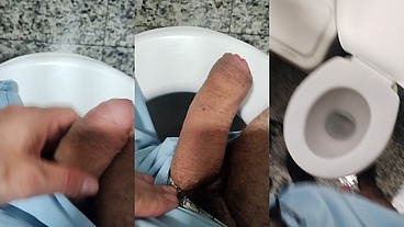 Mostrando o pau no banheiro do Supermercado