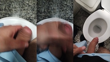 Mostrando o pau no banheiro do Supermercado