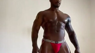 Rakaman buatan sendiri mentah daripada amatur gay yang bersemangat fucked keras dalam pantat oleh ayam sabung hitam besar