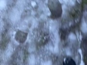 MIt Neoprenschuhen im Schnee und Matsch mit Jeans-Leggings