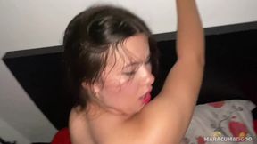 La amiga de mi hermana está en mi cama    quiere algo de mi?